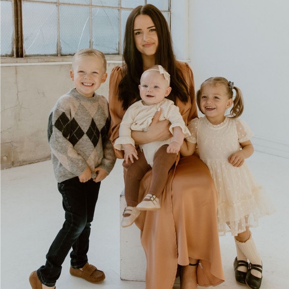 Like this post to be notified when I go live 🫶🏼 - Picture 2 of 5